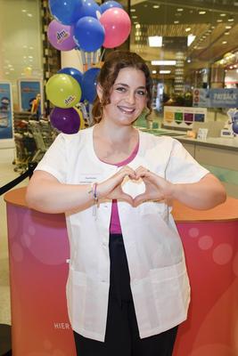 abb Ronja Forcher Schauspielerin im weissen Kittel als unterstuetzer der Maximilian Seitz Charity Aktion Promis arbeiten an der Kasse im Supermarkt zu gunsten der Stiftung Kindeswohl Berlin in Berlin im DM-Markt Mall of Berlin am 18.Juli 2025 in Berlin Berlin Deutschland *** abb Ronja Forcher actress in white coat as supporter of the Maximilian Seitz charity campaign celebrities work at the checkout in the supermarket for the benefit of the Stiftung Kindeswohl Berlin in Berlin at the DM Markt Mall of Berlin on July 18, 2025 in Berlin Berlin Germany-stock-foto