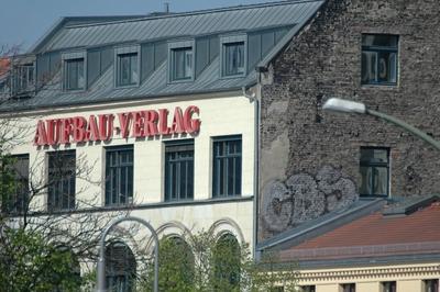Bildnummer: 52548781  Datum: 22.05.2008  Copyright: imago/SteinachVerlagsgeb?ude des Aufbau-Verlags neben einer sanierungsbed?rftigen Fassade in Berlin/Mitte, Geb?ude, au?en, Au?enansicht; 2008, Berlin, Verlag, Schriftzug, Aufbauverlag; , quer, Kbdig, Totale, Medienunternehmen, Wirtschaft, Schriftzug, Logos,  , o0 Deutschland, EuropaBildnummer 52548781 Date 22 05 2008 Copyright Imago Steinach Publisher buildings the Construction Publisher next to a sanierungsbed?rftigen Facade in Berlin centre Building exterior exterior view 2008 Berlin Verlag emblem Aufbau Verlag horizontal Kbdig long shot Media companies Economy emblem Logo o0 Germany Europe-stock-photo