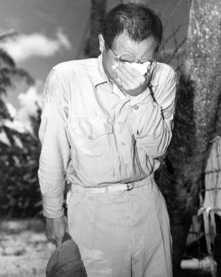USA / Japan: A Japanese prisoner of war, captured on Guam, weeps after hearing Emperor Hirohito s surrender, August 15,-stock-foto