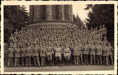 Detmold in Nordrhein Westfalen Soldaten vor dem Hermannsdenkmal-stock-foto