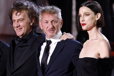 Jean-Stephane Sauvaire, Sean Penn und Raquel Nave bei der Premiere des Kinofilms Black Flies auf dem Festival de Cannes-stock-foto
