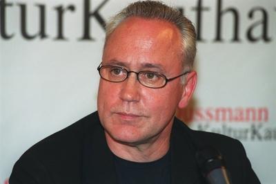 Bildnummer: 56940004  Datum: 08.05.2003  Copyright: imago/teutopressBernd F. Lunkewitz (Verleger) 05/03 te Mann Aufbau Verlag Aufbauverlag Literatur Unternehmen Management grauhaarig kurzhaarig leger T-Shirt Jackett Brille Dekoration Podium Portrait quer l?chelnd Fototermin Buchpr?sentation Pressekonferenz PK am 08.05.2003 in Berlin People xmk x0x 2003 quer  56940004 Date 08 05 2003 Copyright Imago  Bernd F Lunkewitz Publishers 05 03 Te Man Construction Verlag Aufbau Verlag Literature Companies Management grauhaarig short casual T Shirt Jacket Glasses Decoration Podium Portrait horizontal smiling Photo call Book presentation Press conference press conference at 08 05 2003 in Berlin Celebrities xmk x0x 2003 horizontal-stock-foto
