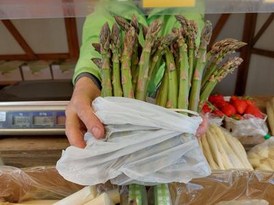 Bleibach Themenbild - Fr?hjahr, Erdbeerzeit, Spargelzeit, frische Erdbeeren, frischer Spargel Themenbild - Fr?hjahr, Erd-stock-photo