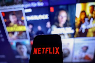 Razzia bei Netflix - Verdacht auf Steuerhinterzieung Ermittler haben am Dienstag B?ros des US-Streaming-Riesen in Frankr-stock-foto