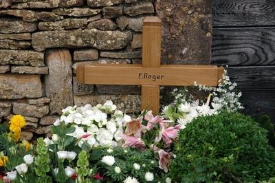Bildnummer: 50957242  Datum: 23.08.2005  Copyright: imago/R?ttimannBlumengeschm?cktes Grab des Frere Roger (SUI/Gr?nder und Prior der ?kumenischen Glaubensgemeinschaft von Taize) in Taize , Objekte; 2005, Taize , Burgund, Communaute de Taize, Gemeinschaft, Bruderschaft, ?kumenische, Roger Louis Sch?tz-Marsauche, Grab, Gr?ber, Grabst?tte, Grabst?tten, Blume, Blumen, Blumenstrau?, Blumenstr?u?e, Kranz, Kr?nze, Blumenkranz, Blumenkr?nze, Trauerkranz, Trauerkr?nze, Trauer, Andenken, Gedenken, Kondolenz, Beerdigung, Beerdigungen, Begr?bnis, Begr?bnisse, Beisetzung, Beisetzungen, Tod, Blumengebinde, Grabschmuck, Kreuz, Kreuze, Grabeskreuz, Grabeskreuze, Grabkreuz, Grabkreuze, Schriftzug, F.Roger, Symbol, Symbole, Christentum, christliches, christliche, christlich; , quer, Kbdig, Einzelbild, Frankreich,  , PeopleBildnummer 50957242 Date 23 08 2005 Copyright Imago R?ttimann blumengeschm?cktes Grave the Frere Roger SUI Founder and Prior the Ecumenical Faith community from Taiz? in Taiz? Objects 2005 Taiz? Burgundy Communaut? de Taiz? Community Fraternity Ecumenical Roger Louis Contactor Marsauche Grave Graves Grave site Grave sites Flower Flowers Bouquet of flowers Bouquets Kranz Wreaths Floral wreath Blumenkr?nze Funeral wreath Trauerkr?nze Mourning Souvenirs Remembrance Kondolenz Funeral Funerals Funeral Burials Burial Burials Death Floral decorations Grave jewellery Cross Crosses Grabe cross Grave crosses Cross grave Grave crosses emblem F Roger symbol Symbols Christianity Christian Christian Christian horizontal Kbdig Single France Celebrities-stock-foto
