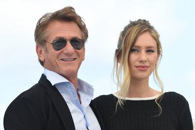 Sean Penn and his daughter Dylan Penn attend the photocall for Flag Day during the 74th Cannes Film Festival in Cannes,-stock-foto