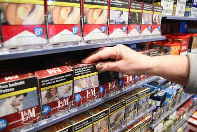 Elzach Themenbild - Einkaufen, vollbeladener Einkaufswagen im Discounter, Supermarkt Themenbild - Einkaufen, vollbeladen-stock-foto