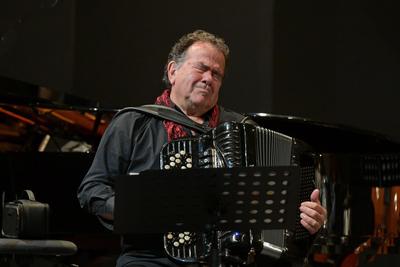 2025 - Konzertz des Upper Austrian Jazz Orchestra" mit dem Solisten Richard Galliano, am 18.07.2025.-stock-foto