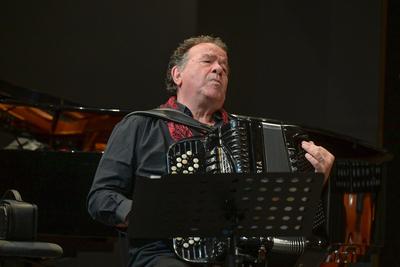 2025 - Konzertz des Upper Austrian Jazz Orchestra" mit dem Solisten Richard Galliano, am 18.07.2025.-stock-foto