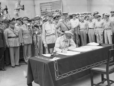 Japanese Surrender at Tokyo Bay, 2 September 1945 General of the Army, Douglas MacArthur signs the surrender as Supreme-stock-foto