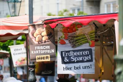 D?sseldorf 05.05.2022 Erdbeeren Erdbeerzeit Pflanzzeit Spargel Kartoffeln Obst Gem?se Erntezeit Marktplatz Lebensmittel-stock-foto