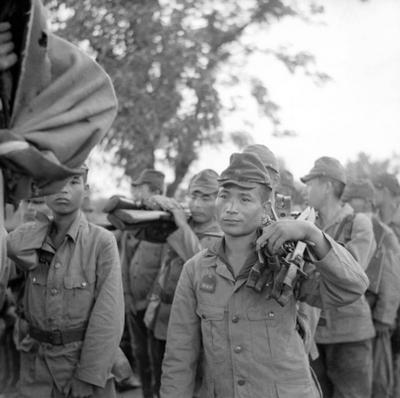 Burma / Myanmar: Imperial Japanese Army troops of the 52nd Division surrender to the 1/10th Gurkha Rifles, 17th Indian D-stock-foto