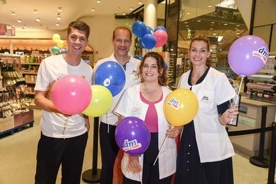 abb Maximilian Seitz Designer und Tim Niedernolt Moderator mit Rebecca Kunikowski Model und Ronja Forcher Schauspielerin im weissen Kittel mit Luftbalon als unterstuetzer der Maximilian Seitz Charity Aktion Promis arbeiten an der Kasse im Supermarkt zu gunsten der Stiftung Kindeswohl Berlin in Berlin im DM-Markt Mall of Berlin am 18.Juli 2025 in Berlin Berlin Deutschland *** abb Maximilian Seitz designer and Tim Niedernolt presenter with Rebecca Kunikowski model and Ronja Forcher actress in white coat with air baloon as supporters of the Maximilian Seitz charity campaign Celebrities work at the checkout in the supermarket for the benefit of the Stiftung Kindeswohl Berlin in Berlin at the DM Markt Mall of Berlin on July 18, 2025 in Berlin Be-stock-foto