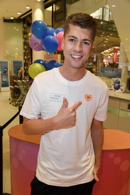 abb Maximilian Seitz Designer als unterstuetzer der Maximilian Seitz Charity Aktion Promis arbeiten an der Kasse im Supermarkt zu gunsten der Stiftung Kindeswohl Berlin in Berlin im DM-Markt Mall of Berlin am 18.Juli 2025 in Berlin Berlin Deutschland *** abb Maximilian Seitz Designer as supporter of the Maximilian Seitz Charity Campaign Celebrities work at the checkout in the supermarket for the benefit of the Stiftung Kindeswohl Berlin in Berlin at the DM Markt Mall of Berlin on July 18, 2025 in Berlin Berlin Germany-stock-foto
