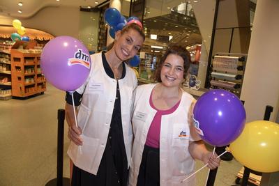 abb Rebecca Kunikowski Model und Ronja Forcher Schauspielerin mit Luftbalon im weissen Kittel als unterstuetzer der Maximilian Seitz Charity Aktion Promis arbeiten an der Kasse im Supermarkt zu gunsten der Stiftung Kindeswohl Berlin in Berlin im DM-Markt Mall of Berlin am 18.Juli 2025 in Berlin Berlin Deutschland *** abb Rebecca Kunikowski model and Ronja Forcher actress with air balloon in white coat as supporters of the Maximilian Seitz charity campaign Celebrities work at the checkout in the supermarket for the benefit of the Stiftung Kindeswohl Berlin in Berlin at the DM Markt Mall of Berlin on July 18, 2025 in Berlin Berlin Germany-stock-foto