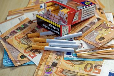 finanzen, geld, geldscheine, ge?ffnet, kosten, medizin, nahaufnahme, preise, schachtel, steuer, steuererh?hung, steuern,-stock-photo