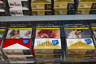 Marlboro Gold - Zigaretten, Tabakwaren im Supermarkt an der Kasse. Zigarettenschachtel zum Preis von 9 bzw 10 Euro *** M-stock-foto