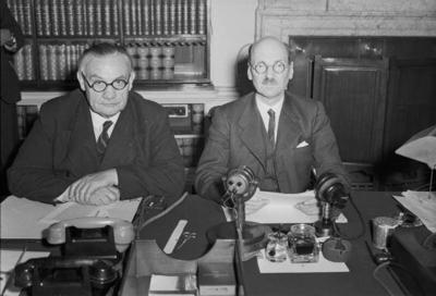 British Political Personalities 1936-1945 The Attlee Administration 1945 - 1951: Prime Minister Clement Attlee (right) a-stock-foto