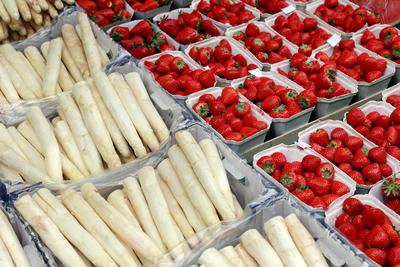 25.04.2024, Berlin - Deutschland. Spargel und Erdbeeren aus der Region sind Klassiker aus Brandenburg. *** 25 04 2024, B-stock-foto