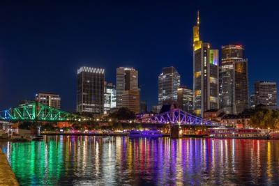 CSD in Frankfurt am Main: Der Eiserne Steg strahlt in Regenbogenfarben-stock-foto