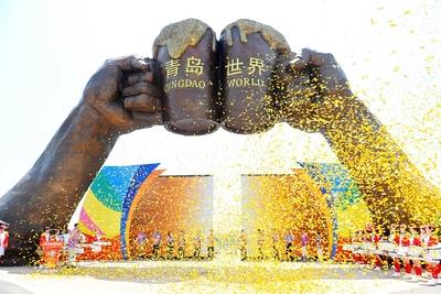 QINGDAO, CHINA - JULY 18: The opening ceremony of the 35th Qingdao International Beer Festival is held at the Xihai an (-stock-foto