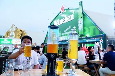 QINGDAO, CHINA - JULY 18: Visitors have fun during the 35th Qingdao International Beer Festival at the Xihai an (West Co-stock-photo