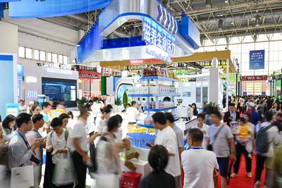 BEIJING, CHINA - JULY 19: People visit the Green Agriculture Chain area during the third China International Supply Chai-stock-foto