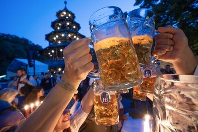 Kocherlball am Chinesischen Turm, Biertrinken bei Kerzenschein um kurz vor 5 Uhr, M?nchen, 20. Juli 2025-stock-foto