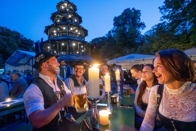 Kocherlball am Chinesischen Turm, Biertrinken bei Kerzenschein um 4:50 Uhr, M?nchen, 20. Juli 2025-stock-foto