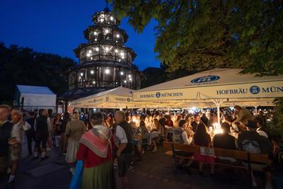 Kocherlball am Chinesischen Turm, Biertrinken bei Kerzenschein um 4:40 Uhr, M?nchen, 20. Juli 2025-stock-foto