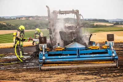 Auf einem Feld bei Affalterbach brannte ein Traktor bei Feldarbeiten vollst?ndig aus. Das umliegende Stoppelfeld sowie e-stock-foto