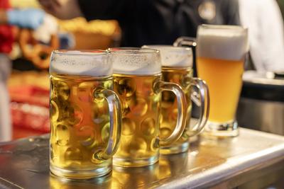 Kocherlball am Chinesischen Turm, Biertrinken bei Kerzenschein um 5 Uhr, frisch gezapftes Bier am Ausschank, M?nchen, 20. Juli 2025-stock-foto