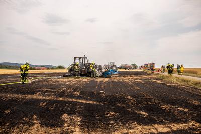 Auf einem Feld bei Affalterbach brannte ein Traktor bei Feldarbeiten vollst?ndig aus. Das umliegende Stoppelfeld sowie e-stock-foto