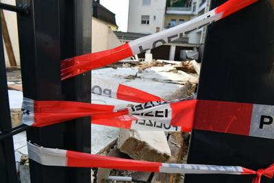 Mann von MAuer erschlagen-stock-foto