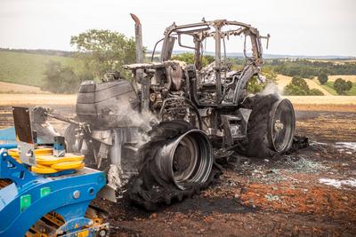 Auf einem Feld bei Affalterbach brannte ein Traktor bei Feldarbeiten vollst?ndig aus. Das umliegende Stoppelfeld sowie e-stock-foto