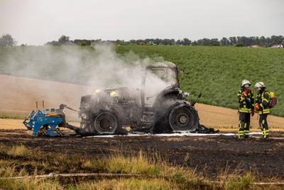 Auf einem Feld bei Affalterbach brannte ein Traktor bei Feldarbeiten vollst?ndig aus. Das umliegende Stoppelfeld sowie e-stock-foto