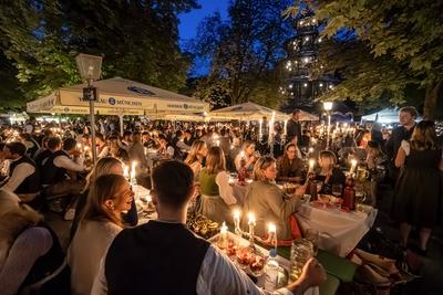 Kocherlball am Chinesischen Turm, Biertrinken bei Kerzenschein um 4:45 Uhr, M?nchen, 20. Juli 2025-stock-foto