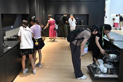 BEIJING, CHINA - JULY 19: People visit the Panasonic booth during the third China International Supply Chain Expo (CISCE-stock-foto