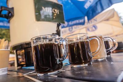 Kocherlball am Chinesischen Turm, Biertrinken bei Kerzenschein um 5 Uhr, M?nchen, 20. Juli 2025-stock-foto
