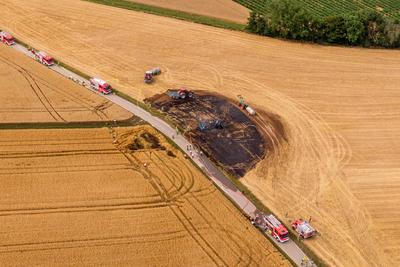Auf einem Feld bei Affalterbach brannte ein Traktor bei Feldarbeiten vollst?ndig aus. Das umliegende Stoppelfeld sowie e-stock-foto
