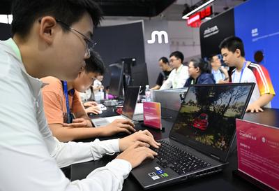 BEIJING, CHINA - JULY 19: People visit the Micron booth during the third China International Supply Chain Expo (CISCE) o-stock-foto