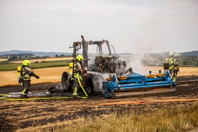 Auf einem Feld bei Affalterbach brannte ein Traktor bei Feldarbeiten vollst?ndig aus. Das umliegende Stoppelfeld sowie e-stock-foto