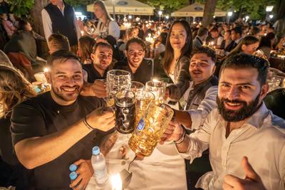 Kocherlball am Chinesischen Turm, Biertrinken bei Kerzenschein um 4:40 Uhr, M?nchen, 20. Juli 2025-stock-foto