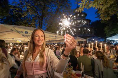 Kocherlball am Chinesischen Turm, Biertrinken bei Kerzenschein um 4:45 Uhr, M?nchen, 20. Juli 2025-stock-foto