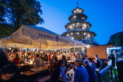 Kocherlball am Chinesischen Turm, Biertrinken bei Kerzenschein um 4:50 Uhr, M?nchen, 20. Juli 2025-stock-foto