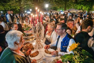 Kocherlball am Chinesischen Turm, Biertrinken bei Kerzenschein um 4:50 Uhr, M?nchen, 20. Juli 2025-stock-foto