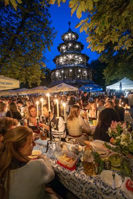 Kocherlball am Chinesischen Turm, Biertrinken bei Kerzenschein um 4:45 Uhr, M?nchen, 20. Juli 2025-stock-foto