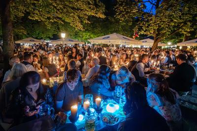 Kocherlball am Chinesischen Turm, Biertrinken bei Kerzenschein um 4:45 Uhr, M?nchen, 20. Juli 2025-stock-foto