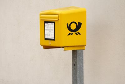 Briefporto, Postweg, gelber Briefkasten der Deutschen Post *** Letter postage, By post, Gelber Mailbox the Germans Post-stock-foto