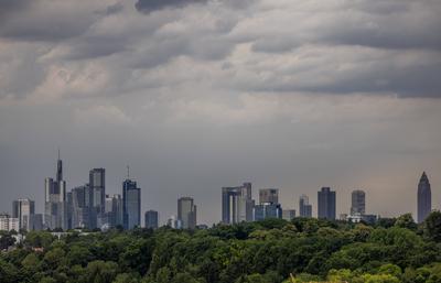 Skyline am Abend-stock-foto